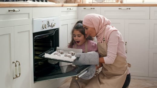Saudi-using-oven
